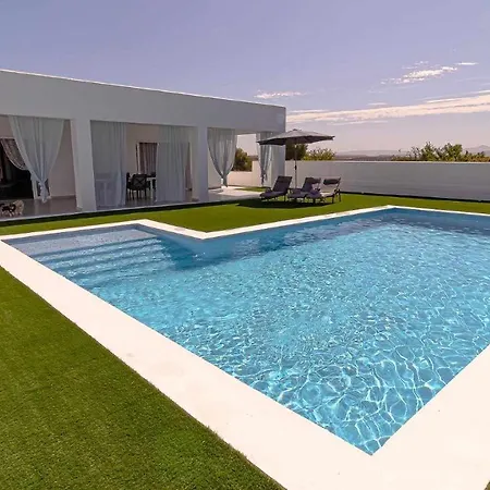 M&j Villa *